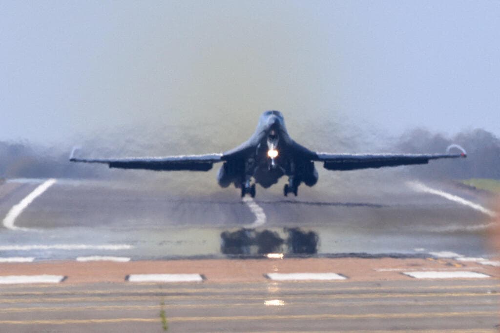 מפציץ של צבא ארה"ב B-1  לנסר ממריא מבסיס פיירפור ב בריטניה ל מלחמה עם איראן