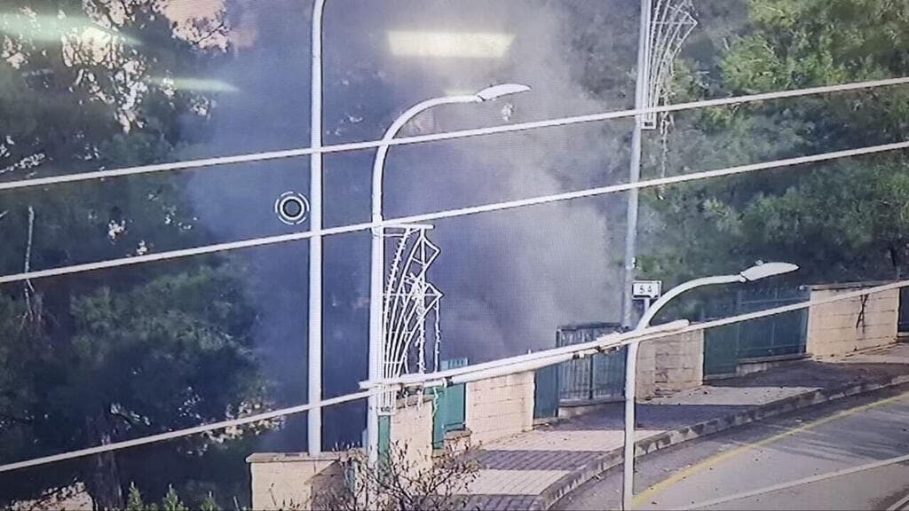 שבר יירוט בצפת (צילום: שימוש לפי סעיף 27 א' לחוק זכויות יוצרים) נפילת שברי מיירט בצפת