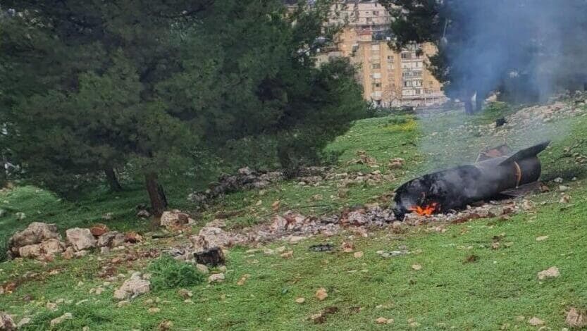 זירת פגיעה בצפת (צילום: כבאות והצלה לישראל) נפילת שברי מיירט בצפת