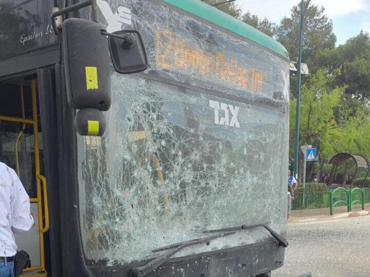 אוטובוס שנפגע בקריית שמונה (צילום: איחוד והצלה לישראל) אוטובוס שנפגע מנפילת רסיס בקריית שמונה