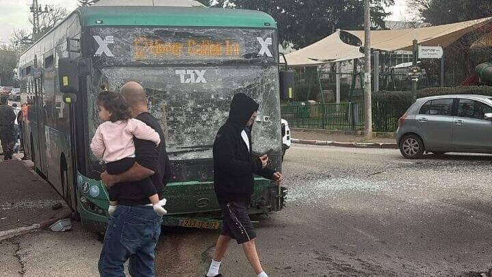 צילום: שימוש לפי סעיף 27 א' לחוק זכויות יוצרים אוטובוס שנפגע מנפילת רסיס בקריית שמונה