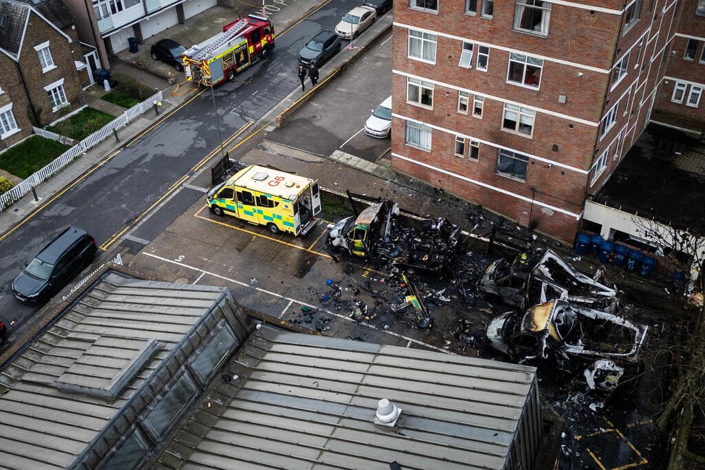 זירת ההצתה בלונדון (צילום: Leon Neal/Getty Images) לונדון: הוצתו ארבעה אמבולנסים של ארגון הצלה יהודי