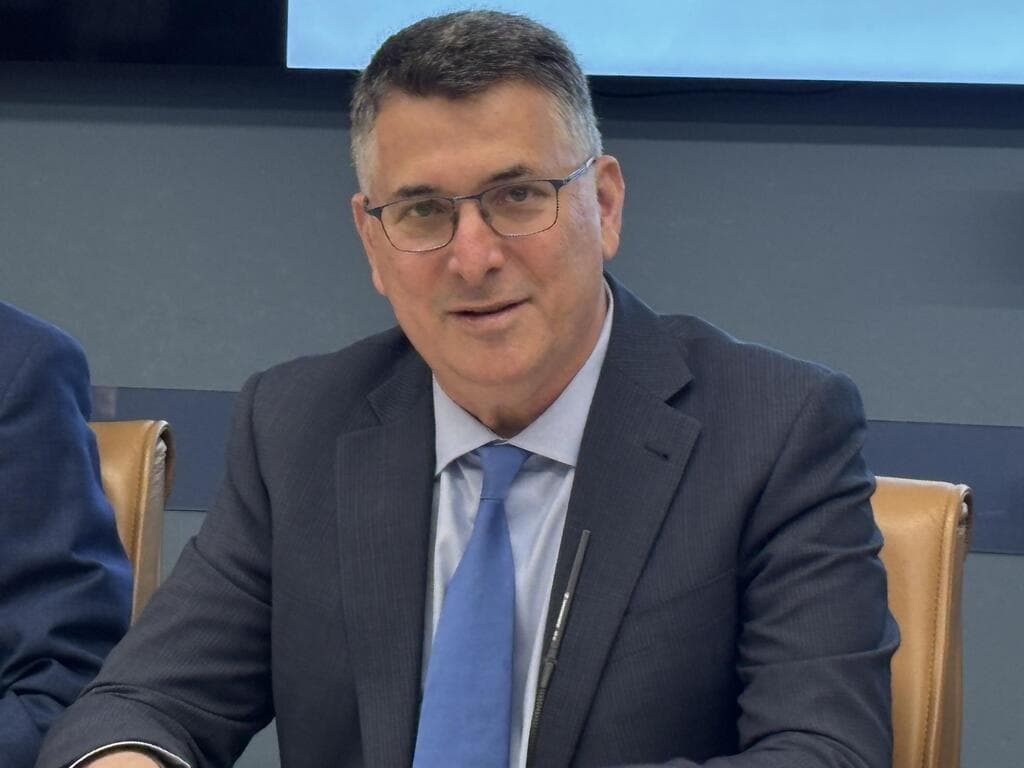 גדעון סער וח"כ מישל בוסקילה בהצהרה לתקשורת