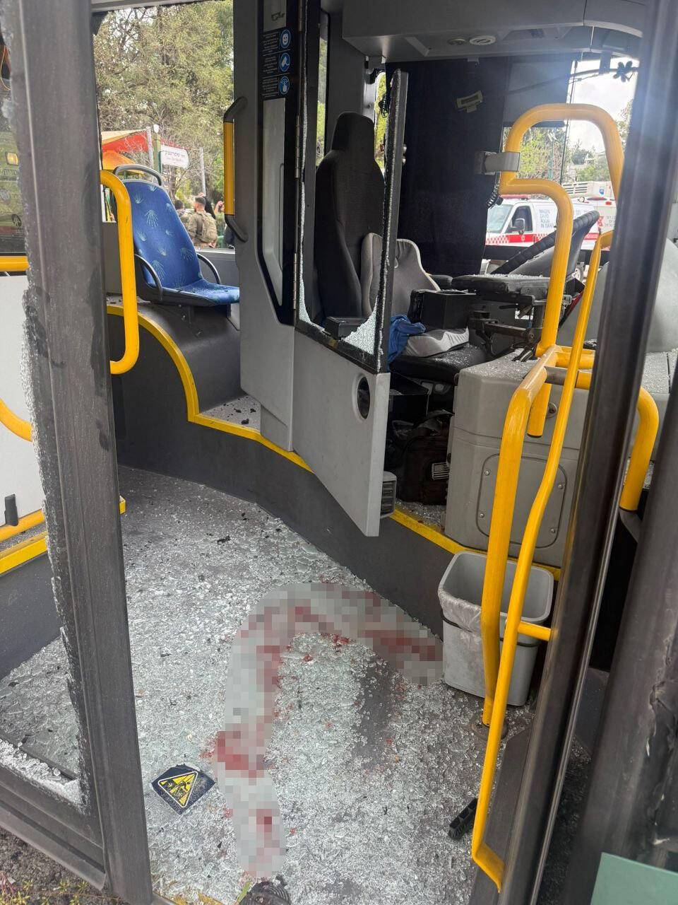 צילום: איחוד והצלה לישראל אוטובוס שנפגע מנפילת רסיס בקריית שמונה