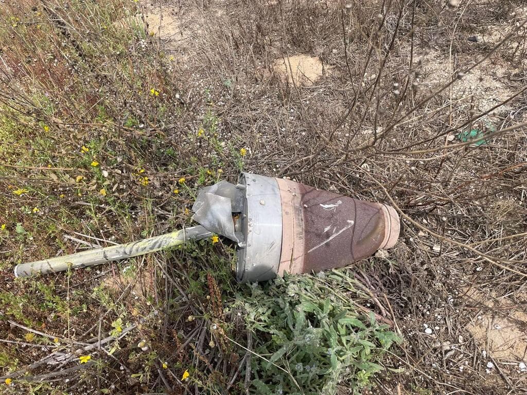 שבר ירוט במועצת חוף אשקלון (צילום: ביטחון חוף אשקלון) רסיס ליד קיבוץ יד מרדכי