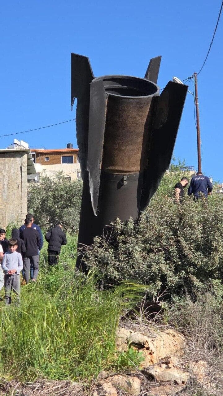 שברי טיל שנפלו בצומת גיתי אבישר שבשומרון 