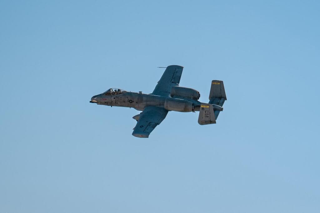 מטוס A-10 של צבא ארה"ב במצר הורמוז (צילום: CENTCOM) מטוס A-10 של צבא ארה"ב שצד סירות איראניות ב מצר הורמוז