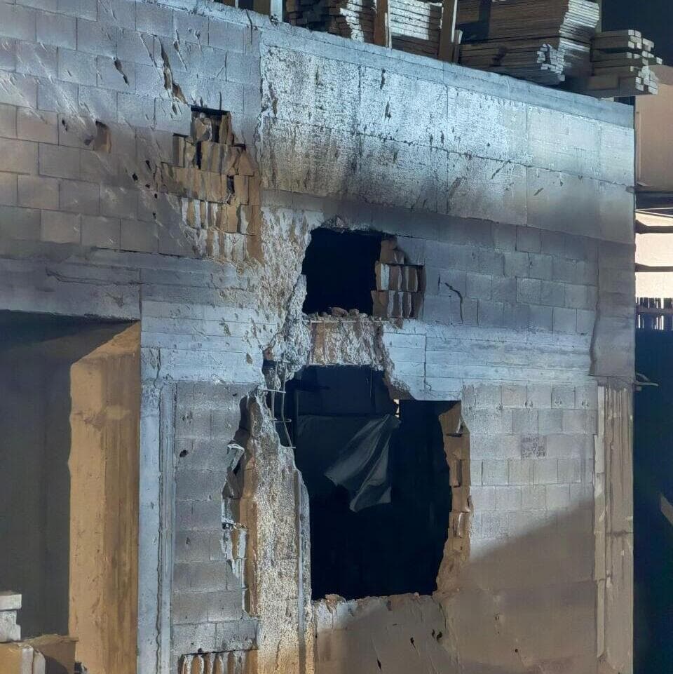 פגיעת טיל ששוגר מלבנון בבית בבנייה בקריית שמונה