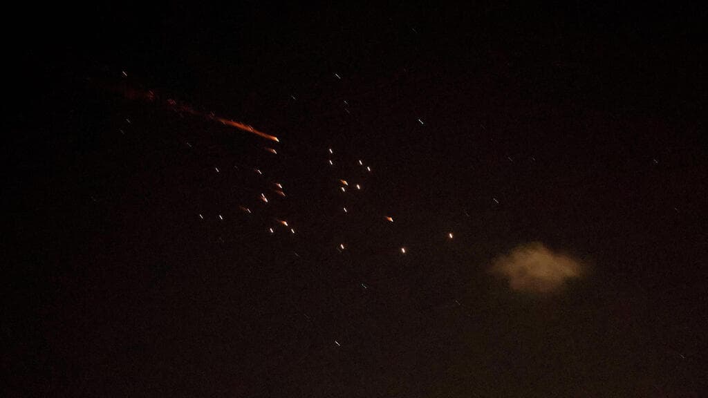 בשמי מרכז הארץ (צילום: Jack Guez/AFP) טיל מתפצל ששוגר מאיראן בשמי מרכז הארץ