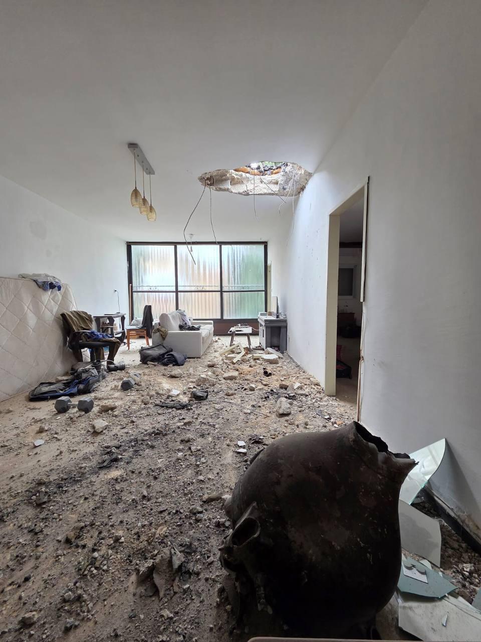 הרס בדירה שנפגעה משברי יירוט בכפר סבא (צילום: עיריית כפר סבא) הרס בדירה שנפגעה משברי יירוט בכפר סבא