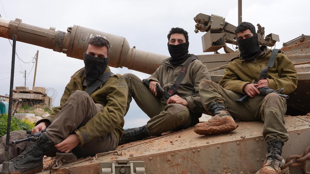 לוחמי חטיבה 401 יוצאים להתרעננות מלבנון אחרי שבועיים של לחימה