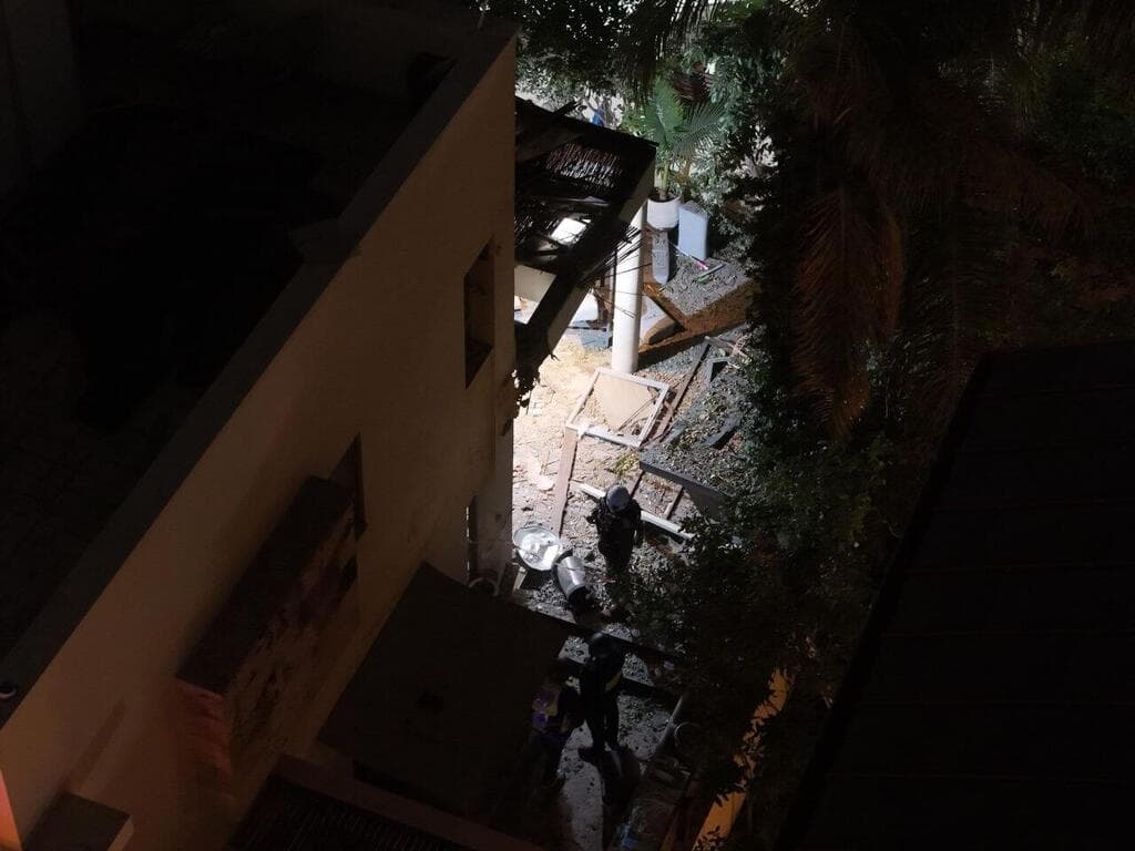 פתח תקווה (צילום: לפי סעיף 27א מהרשתות החברתיות ) זירת נפילה בפתח תקווה