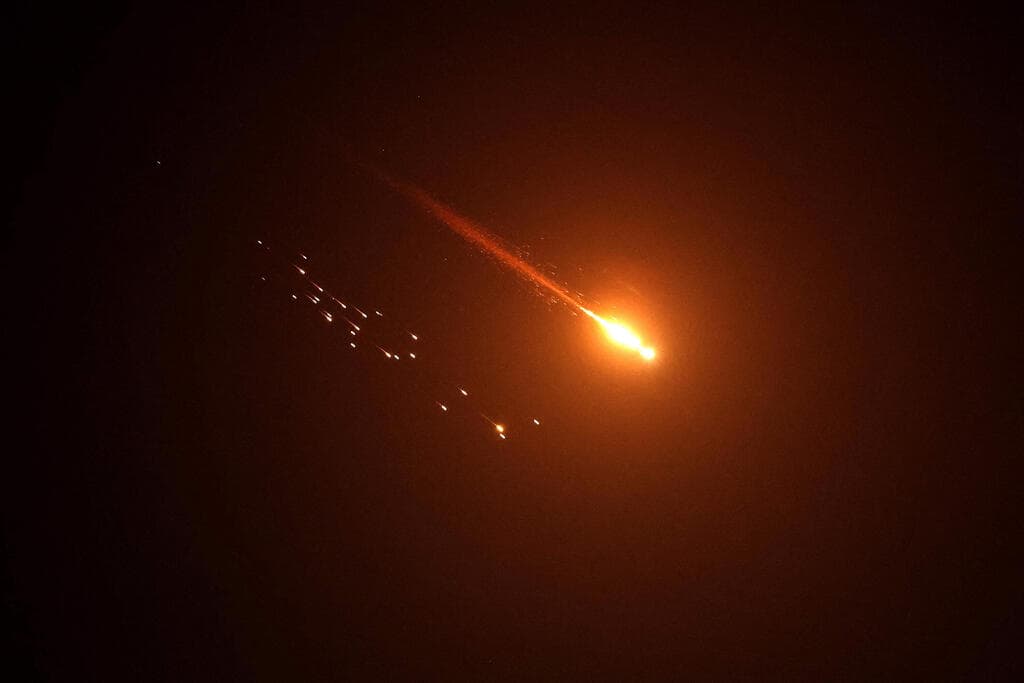 טיל מתפצל בשמי ישראל, ארכיון (צילום: JACK GUEZ / AFP) טיל מתפצל מאיראן בשמי ישראל בצילום מ-27 במרץ