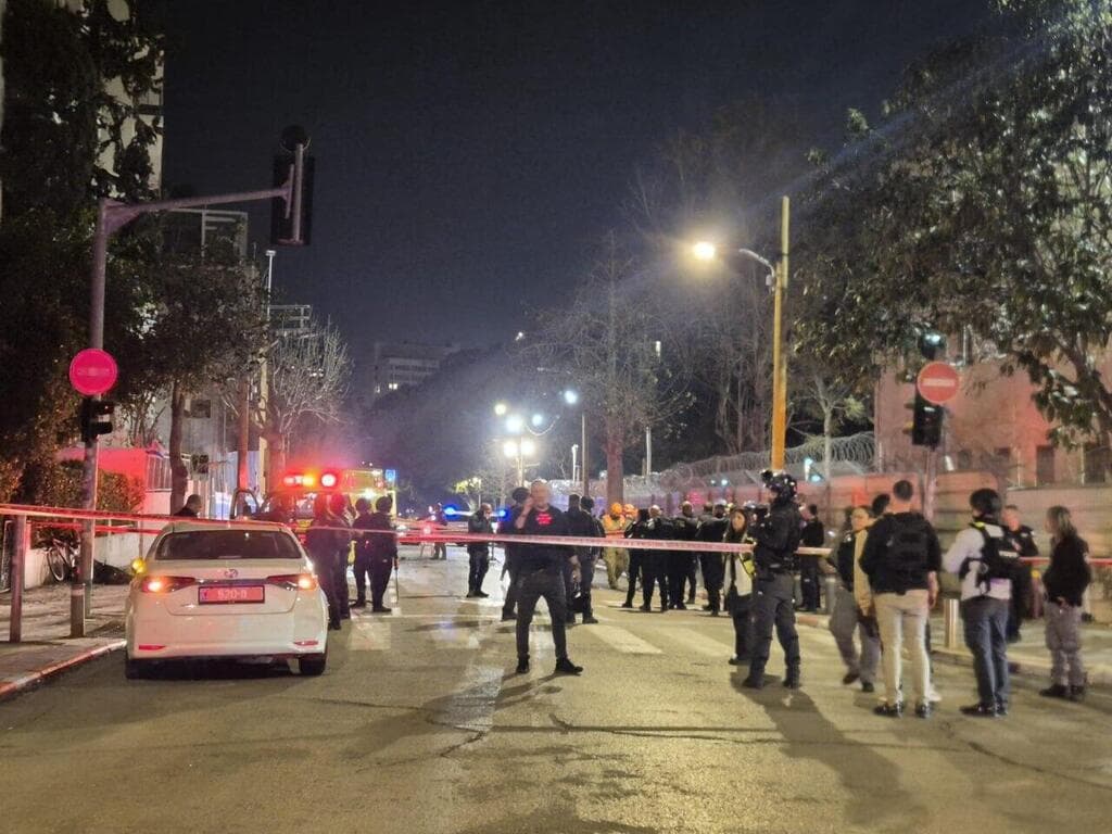 הזירה בת"א (צילום: יובל חן ) זירת הנפילה בתל אביב