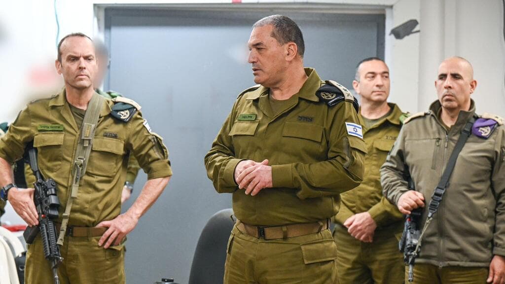 הרמטכ״ל, רב-אלוף אייל זמיר בהערכת מצב בבור חיל האוויר, טרם פתיחת מבצע ״שאגת הארי"