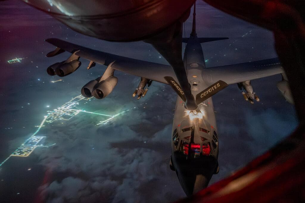 תדלוק אווירי למפציץ B-52 של חיל האוויר האמריקני - בדרך לתקיפה באיראן (צילום: מתוך הרשתות לפי סעיף 27 א' ) תיעוד מתדלוק אווירי ל מפציץ B-52 חיל האוויר של ארה"ב מלחמה עם איראן