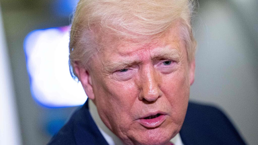 דונלד טראמפ (צילום: Nathan Howard / GETTY IMAGES NORTH AMERICA / AFP) נשיא ארה"ב טראמפ ב מטוס אייר פורס 1