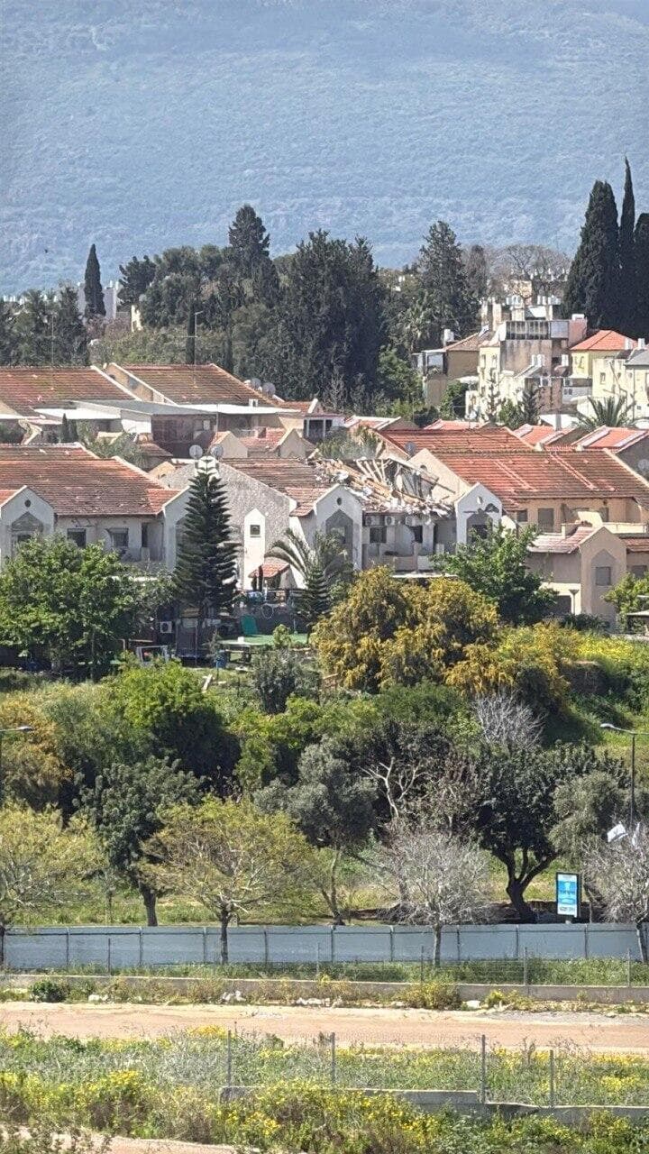 פגיעה בגג בקריית אתא (צילום: לפי סעיף 27א' מהרשתות החברתיות) פגיעה בגג בקריית אתא