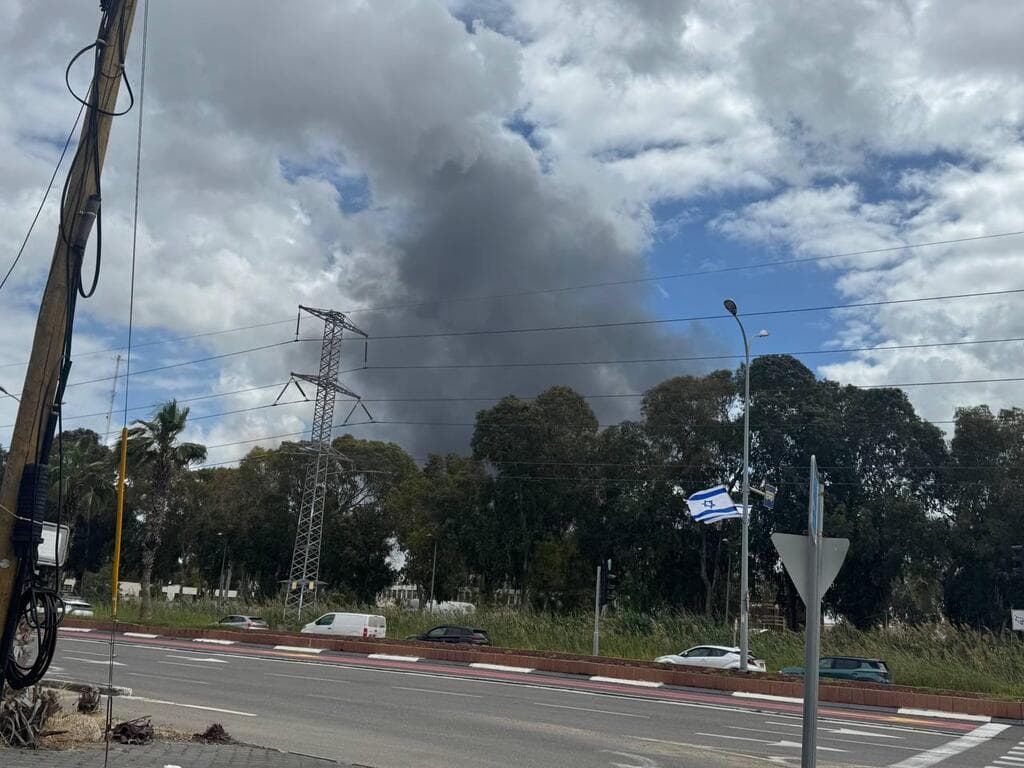 העשן הסמיך במקום (צילום: איתן גליקמן ) נפילה במתחם בז"ן