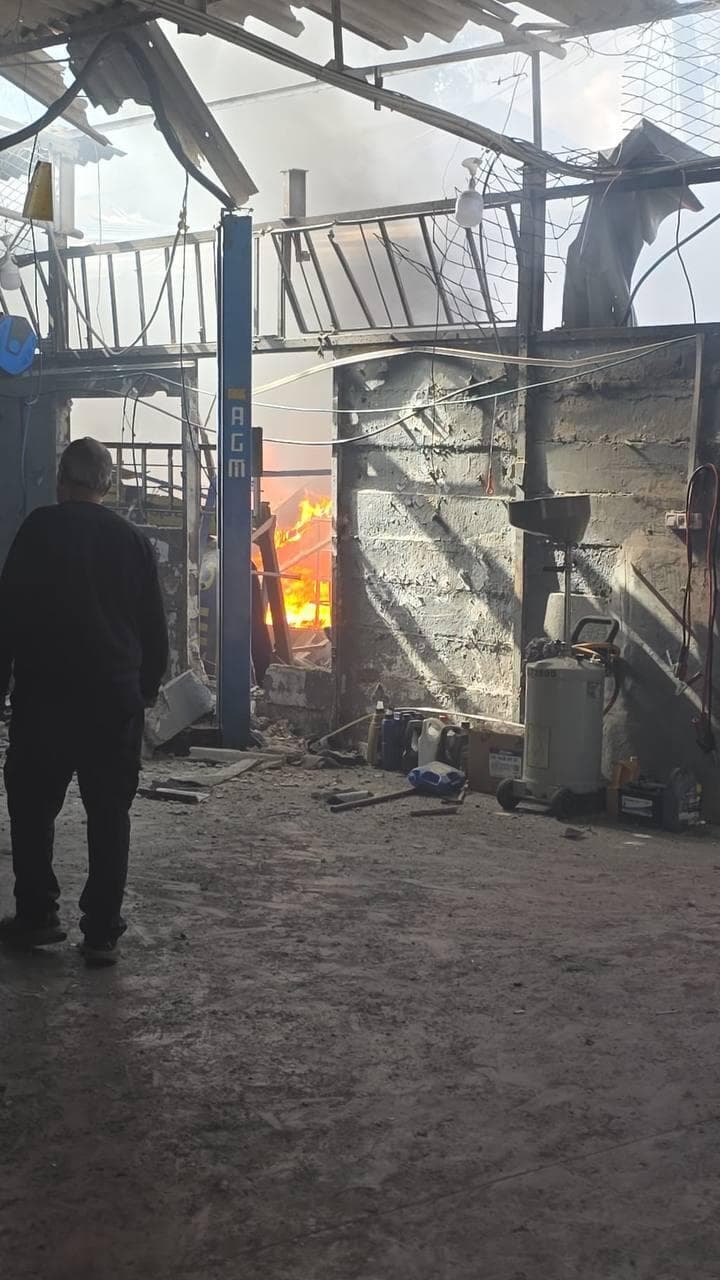 מבנה נפגע בפתח תקווה