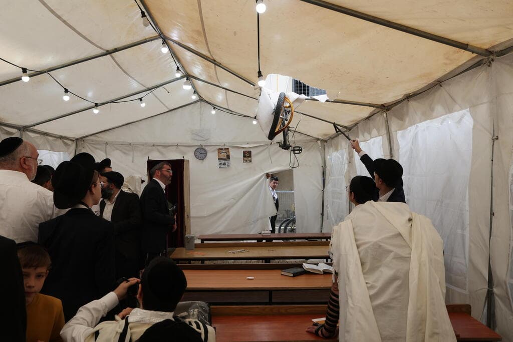 אופניים עפו מההדף ופגעו בגג בית כנסת בבני ברק