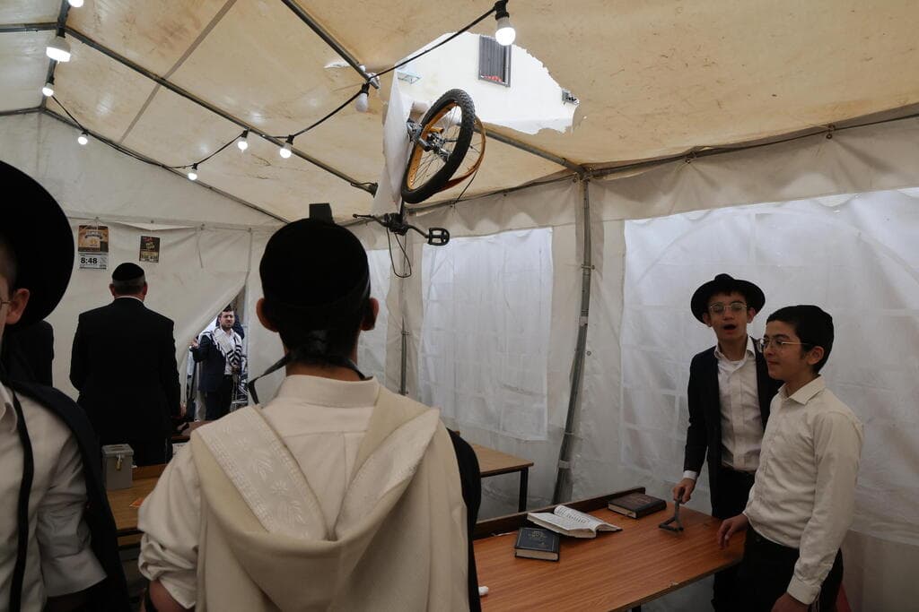 אופניים עפו מההדף ופגעו בגג בית כנסת בבני ברק