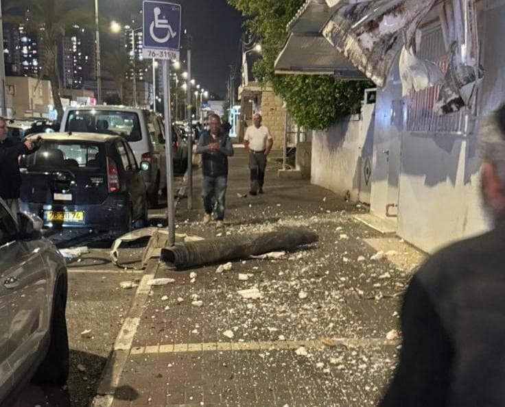 שבר יירוט בקריית חיים (צילום: דוברות איחוד הצלה) שבר יירוט בקריית חיים