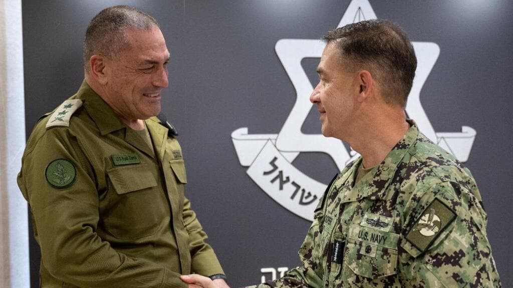 רב-אלוף זמיר והאדמירל קופר (צילום: דובר צה"ל) הרמטכ"ל, רב-אלוף אייל זמיר עם מפקד סנטקום, אדמירל בראד קופר