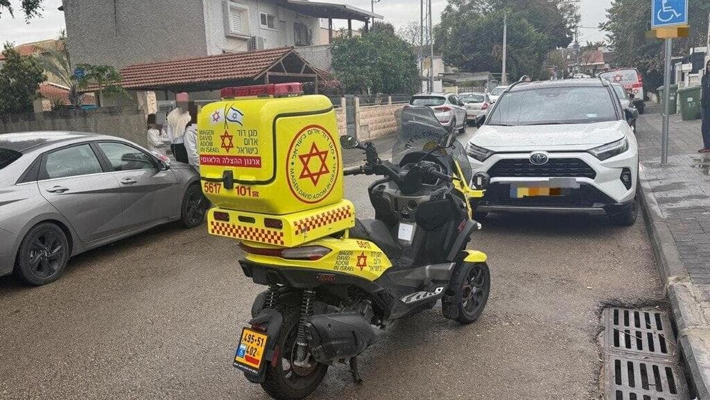 זירת התאונה בראשון לציון (צילום: תיעוד מבצעי מד"א) ילד בן 8 נדרס בזמן אזעקה