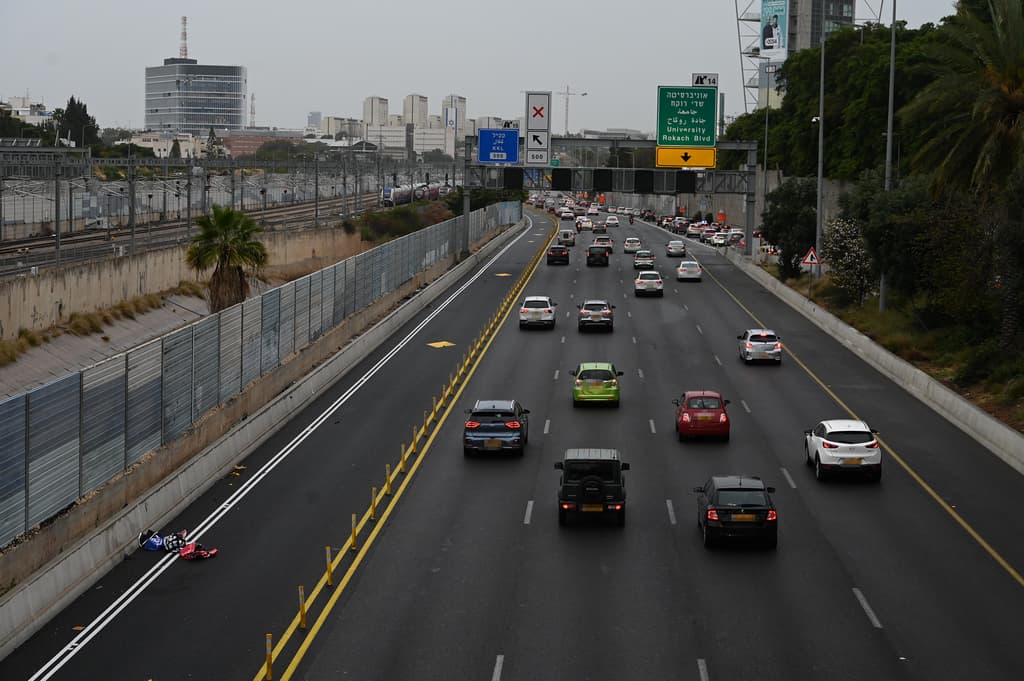 צילום: יובל חן פקקים בכבישי איילון בערב חג הפסח בעקבות שיגור מאיראן