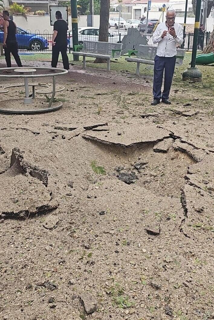 פגיעה בגן שעשועים בפתח תקווה (צילום: סעיף 27א לפי חוק זכויות יוצרים) נפילה בפתח תקווה
