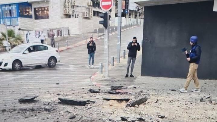 פגיעה בכביש בתל אביב (צילום: מד"א) פגיעה בכביש בתל אביב