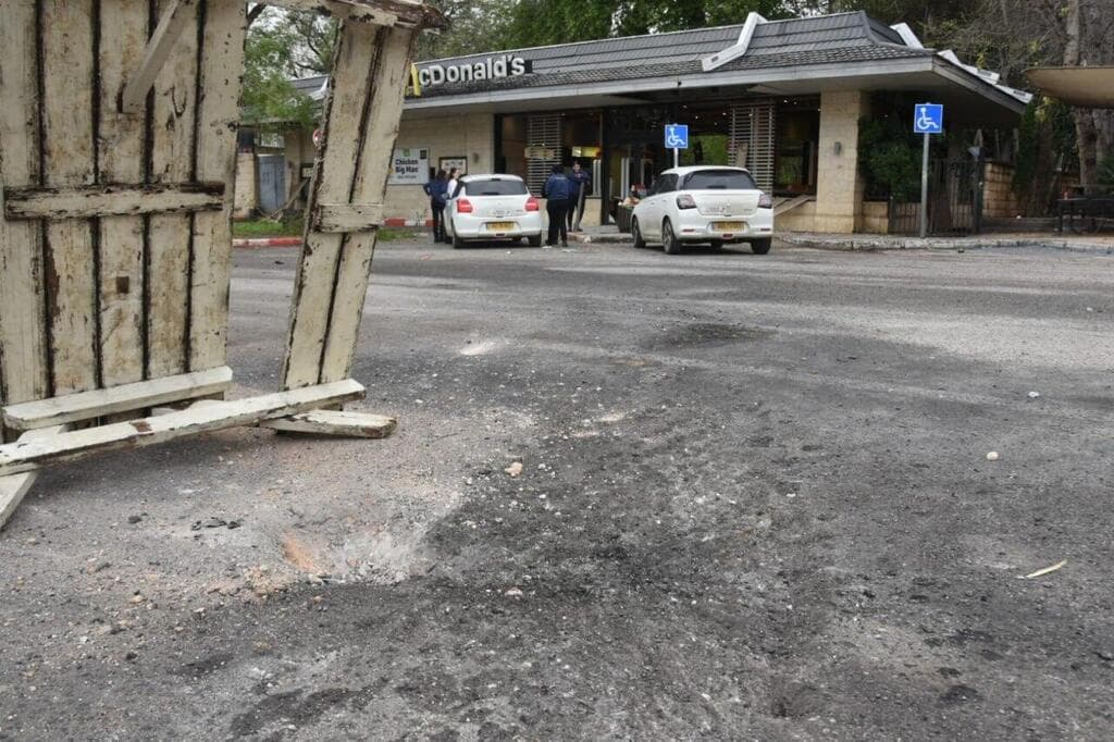 פגיעה ישירה בסניף מקדונלדס בגן הצפון, קריית שמונה