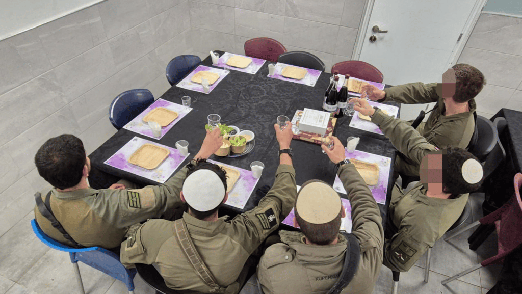 מחלקים את קערת הסדר. "כיף גדול להיות פה איתכם" (צילום: יואב קרן ) ליל סדר חג פסח עם לוחמי גבעתי בגבול לבנון