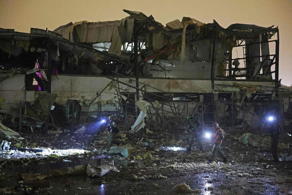 זירת הפגיעה בפתח תקווה (צילום: Jack GUEZ / AFP) זירת הנפילה בפתח תקווה
