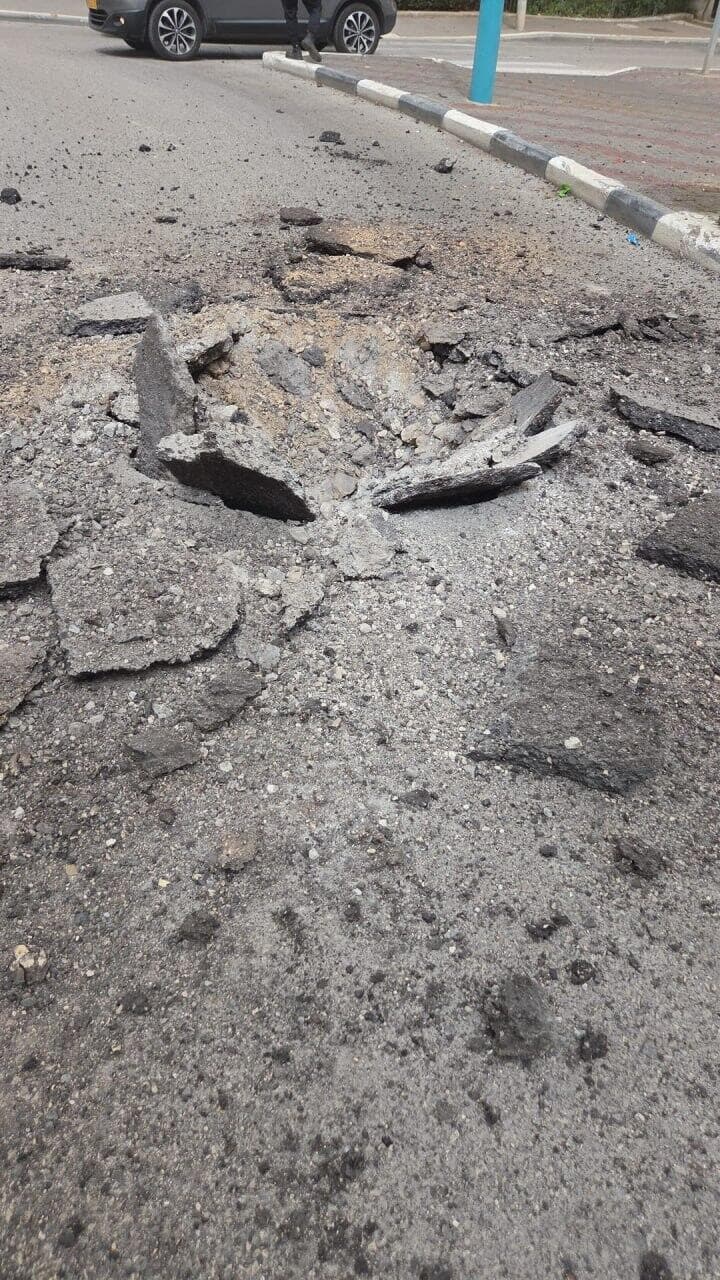 פגיעה בכביש בקריית אתא (צילום: דוברות כבאות והצלה) נפילה בקריית אתא