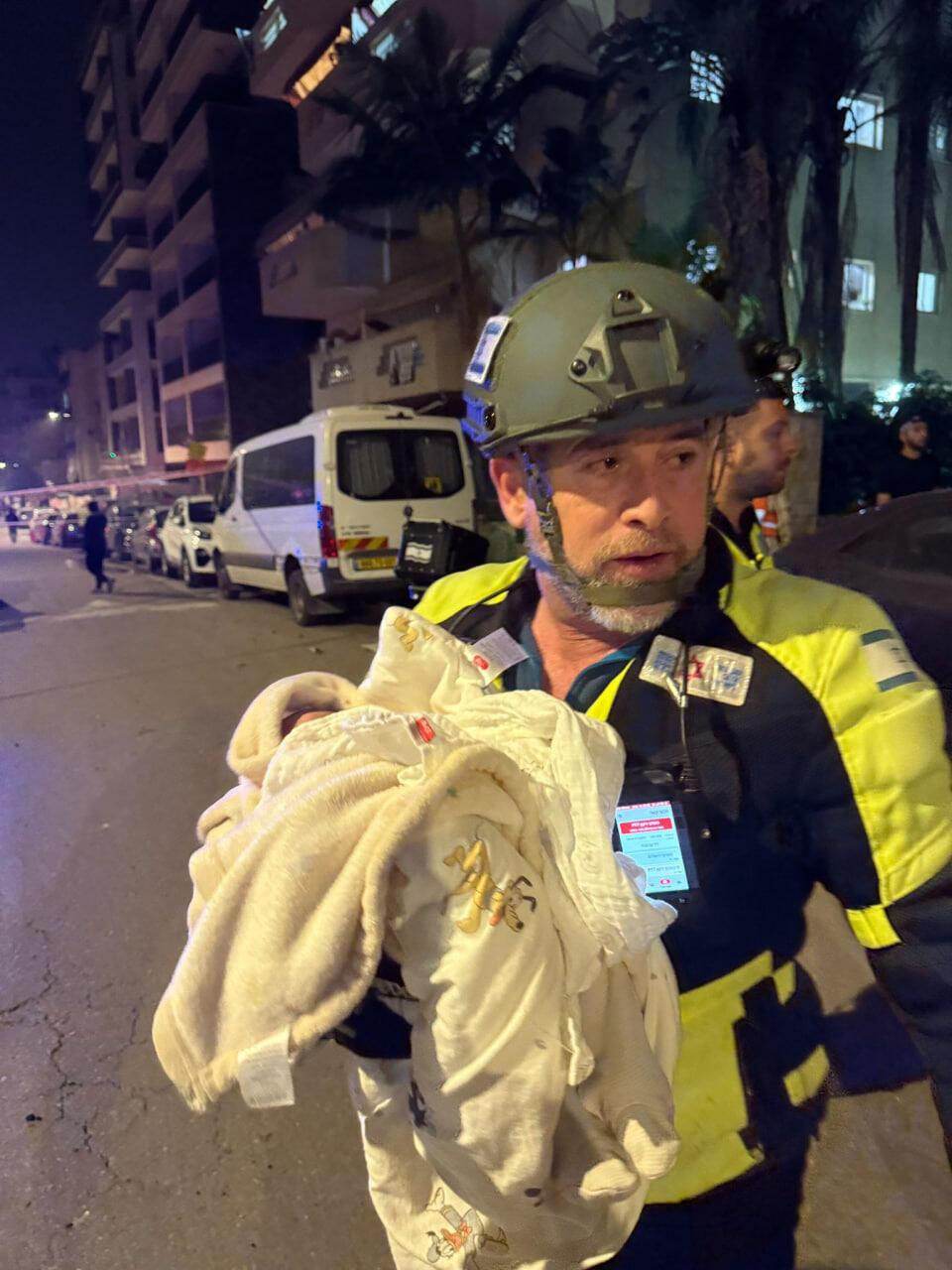 תינוק חולץ בזירת נפילה בפתח תקווה (צילום: תיעוד מבצעי מד"א) תינוק חולץ בזירת נפילה בפתח תקווה עקב ירי מאיראן