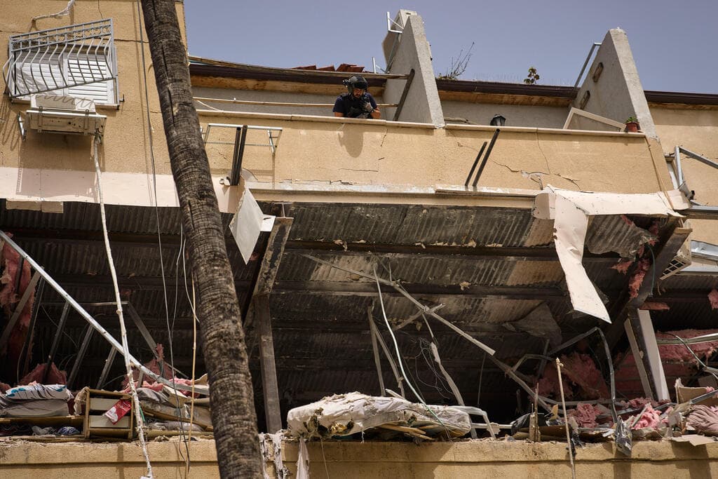 בני ברק (צילום: AP Photo/Oded Balilty) נפילה בבני ברק