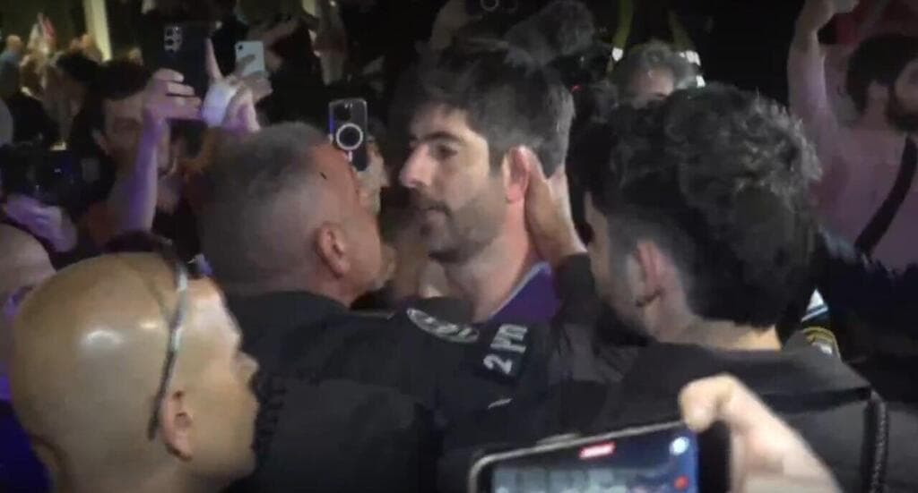 אלון לי גרין נעצר בהפגנה בכיכר הבימה