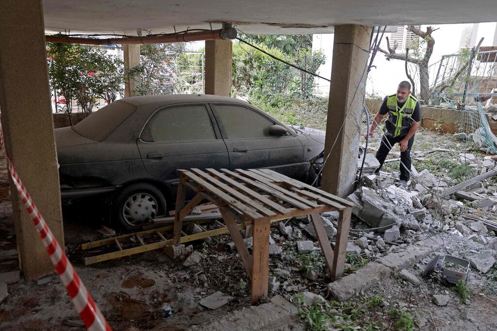 נזק בנפילה ברמת גן (צילום: Jack GUEZ / AFP) נזק מאחת הנפילות ברמת גן