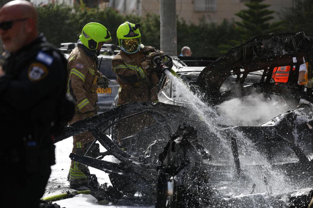 נזק מאחת הנפילות במרכז (צילום: REUTERS/Florion Goga) נזק מאחת הנפילות במרכז