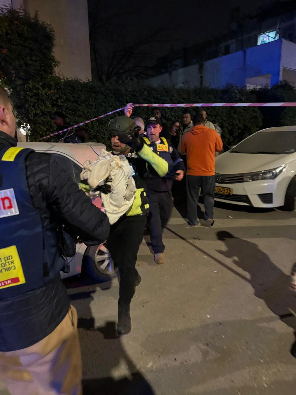 זירת נפילה בפתח תקווה (צילום: תיעוד מבצעי מד"א) תינוק חולץ בזירת נפילה בפתח תקווה עקב ירי מאיראן