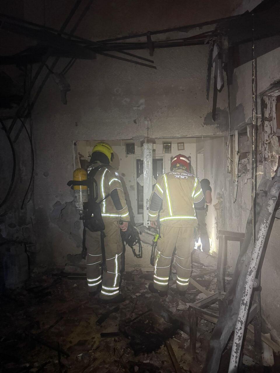 שריפה בדירה בראש העין (צילום: עומר שפירא, כבאות והצלה לישראל) שריפה בדירה בראש העין עקב ירי טיל מתפצל מאיראן