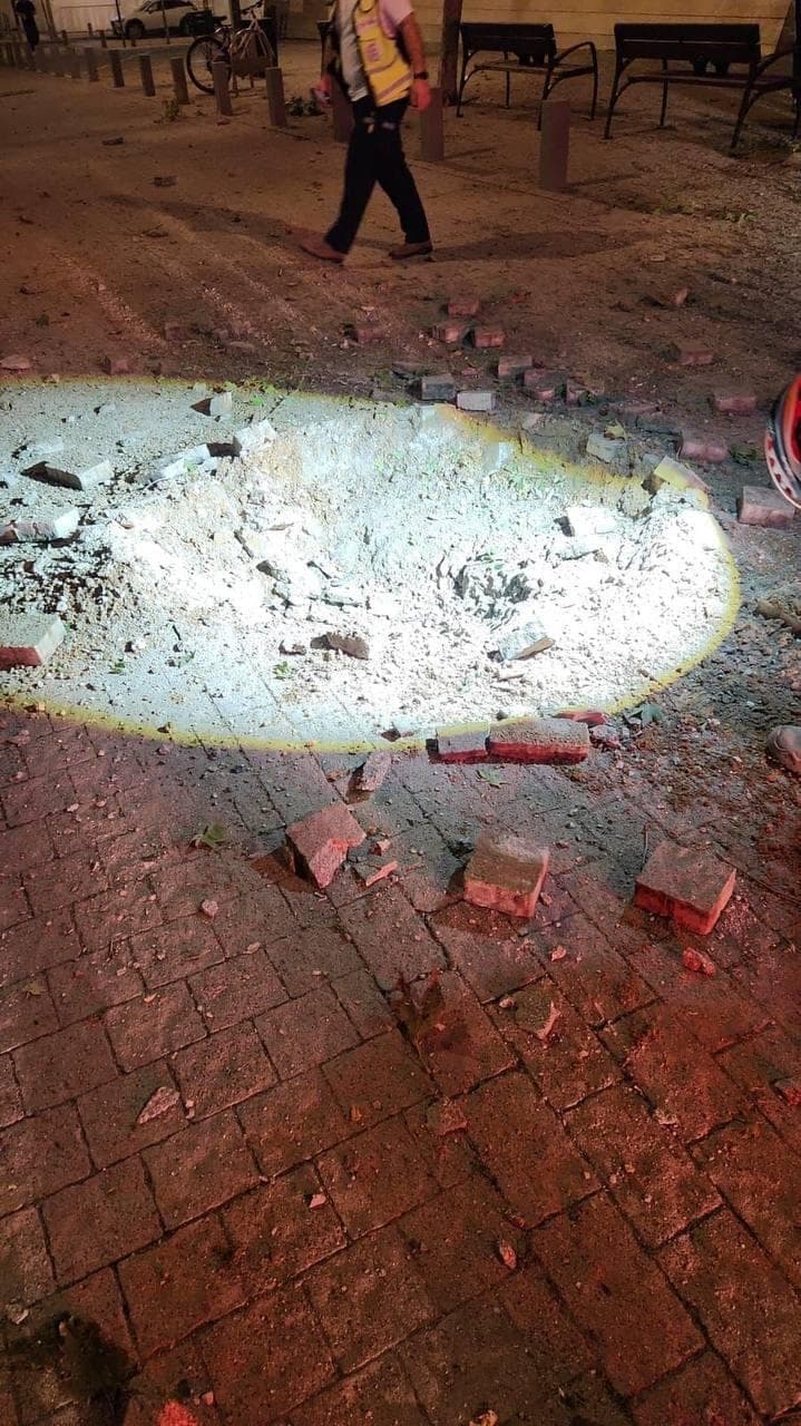 נזק לרחוב בתל אביב (צילום: סעיף 27א', מתוך הרשתות החברתיות) זירת פגיעת פצצת מצרר ברחוב בתל אביב