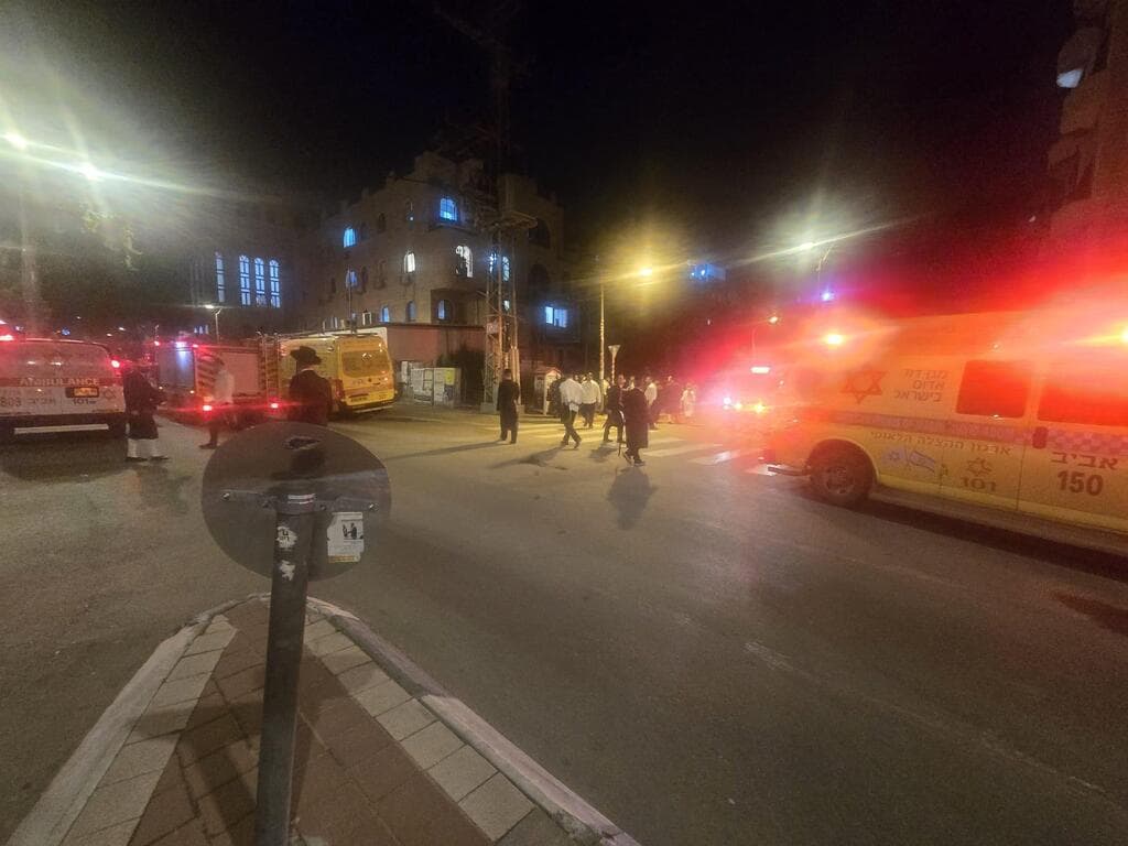 הזירה שבה נפצע גבר בבני ברק (צילום: תיעוד מבצעי מד"א) גבר נפצע קל בבני ברק מירי טיל מתפצל מאיראן