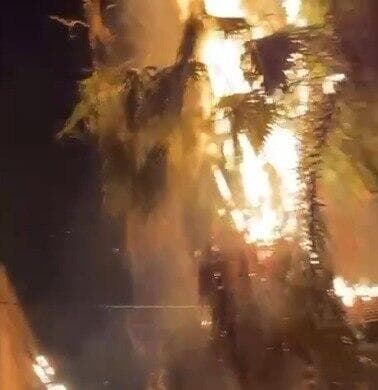 שריפה בדירה בראש העין עקב ירי טיל מתפצל מאיראן (צילום: שימוש לפי סעיף 27א' לחוק זכויות יוצרים) שריפה בדירה בראש העין עקב ירי טיל מתפצל מאיראן