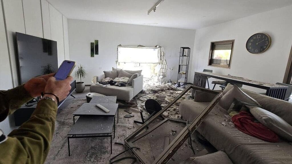 פתח תקווה (צילום: עיריית פתח תקווה) בניין בפתח תקווה שנפגע מטיל איראני