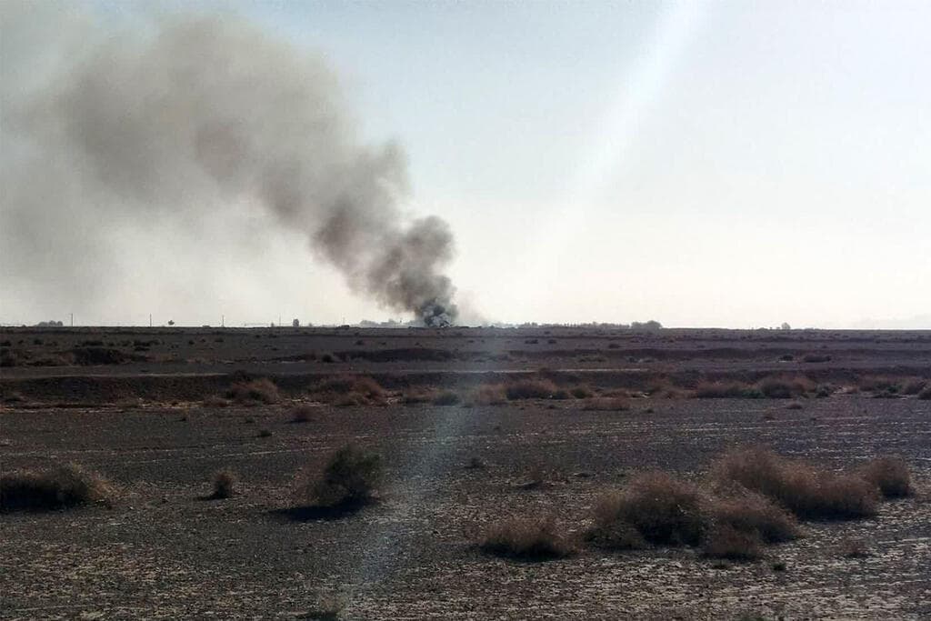 עשן מיתמר מהאזור שבו הושמדו המטוסים האמריקניים (צילום: SEPAH NEWS / AFP) עשן מיתמר מהאיזור בו הופל המטוס האמריקני בשטח איראן