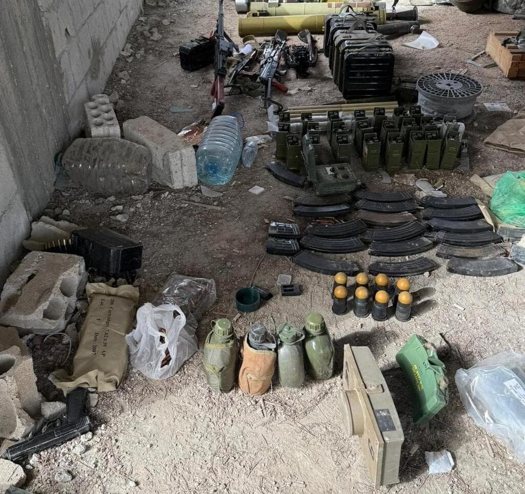 אמצעי לחימה באותרו אצל מחבלים בדרום לבנון (צילום: דובר צה"ל ) אמצעי הלחימה שאותרו