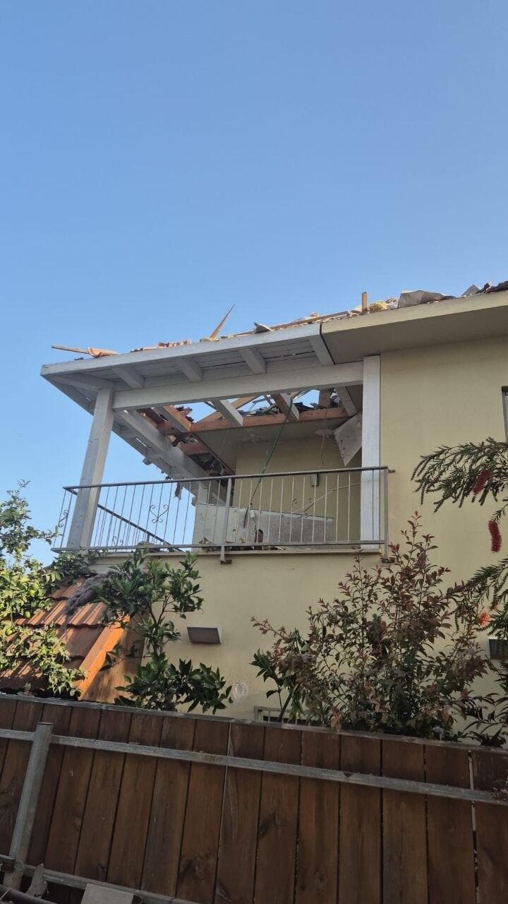 בית שנפגע מרסיס בפתח תקווה